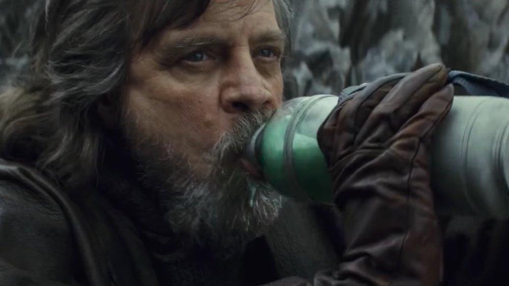 mark-hamill-complains-about-the-last-jedi-again-this-time-its-about-milking-the-alien-creature-social